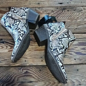 Time & Tru cowgirlcore snakeskin embossed bootie w/ side cutout size 6 1/2